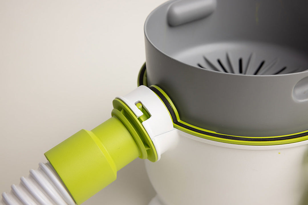 L'aspirateur Lego Pick-Up Bricks est un appareil portable et facile à utiliser qui aspire les Lego et autres petits jouets. Le tube d'aspiration se retire d'un simple mouvement de rotation et se range à l'intérieur de l'aspirateur pour un rangement compact.